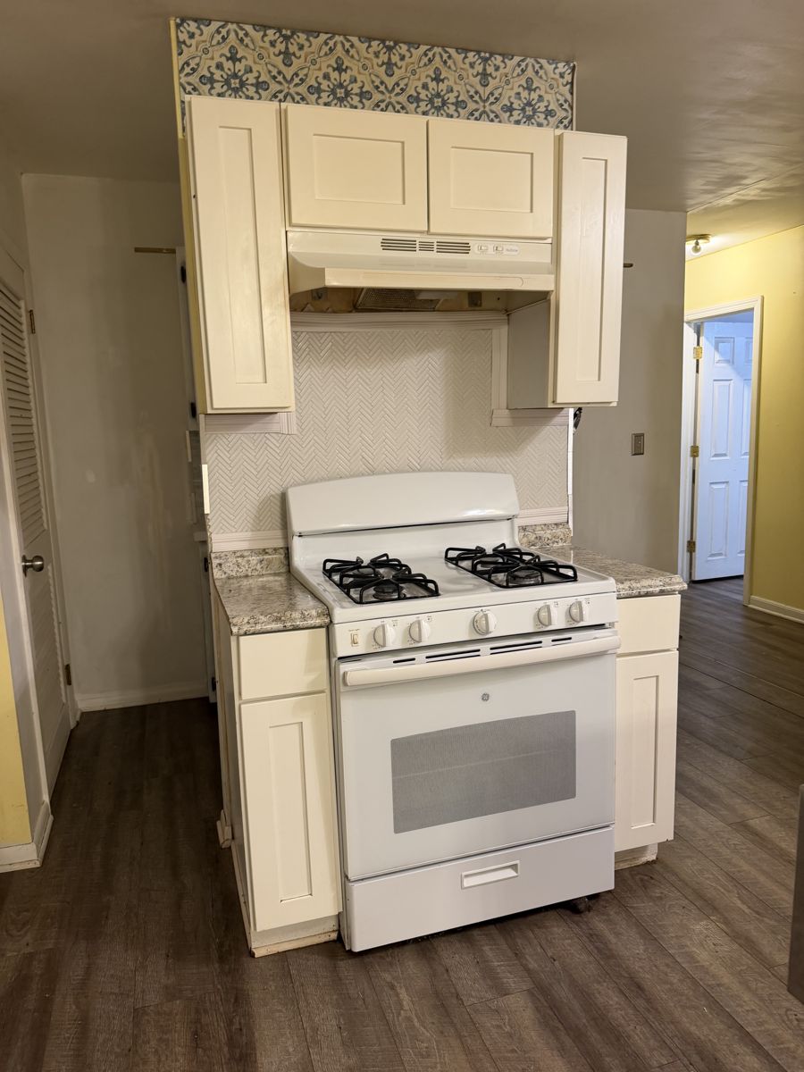 Same gas range spotless in the clean kitchen after deep cleaning