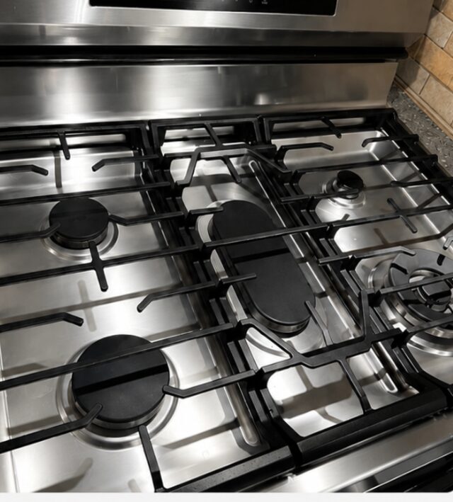 Gas stove polished and spotless after a YESi's deep clean